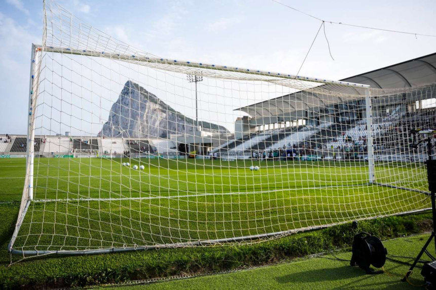 A Real Betis es Como jatekosai cserelnek uteseket egy hatalmas verekedes soran a baratsagos merkozesen