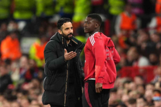 Amorim azt mondja Mainoonak hogy el kell koboznia Fernandest hogy kezdo lehessen a Man Utd ben