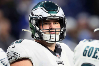 Az Eagles Landon Dickerson kis beavatkozason esik at a jobb meniscusan