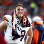 Denver Broncos szerzodest hosszabbitott Zac Allen vedofalemberrel
