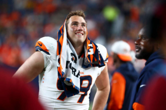 Denver Broncos szerzodest hosszabbitott Zac Allen vedofalemberrel