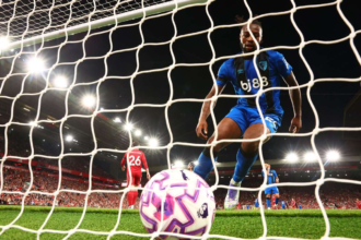 Ember akit rasszista zaklatas gyanujaval tartoztattak le kitiltottak az Egyesult Kiralysag stadionjaibol