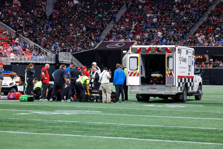NFL eloszezon merkozes felfuggesztve miutan a Detroit Lions vedoje sulyos fejserulest szenvedett