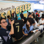 Tamogatok gyulnek ossze a repuloteren amikor az LAFC sajtotajekoztatot hirdet Son bemutatasa elott