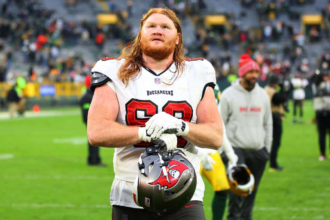 A Buccaneers jobb oldali guardja Cody Mauch terdserulest szenvedett ami veget vetett a szezonjanak