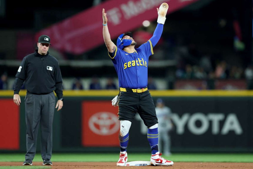 A Mariners jatekosa Josh Naylor negyedik elsobalozo az MLB torteneteben aki 20 30 as szezont konyvelhet el
