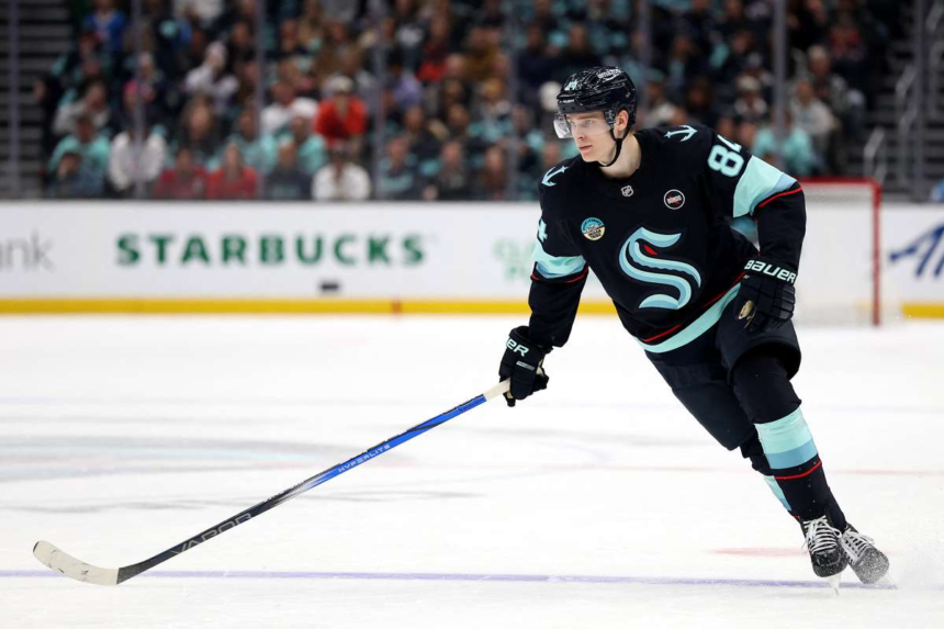 A Seattle Kraken csatara Kaapo Kakko hat hetre kiesett egy torott kez miatt