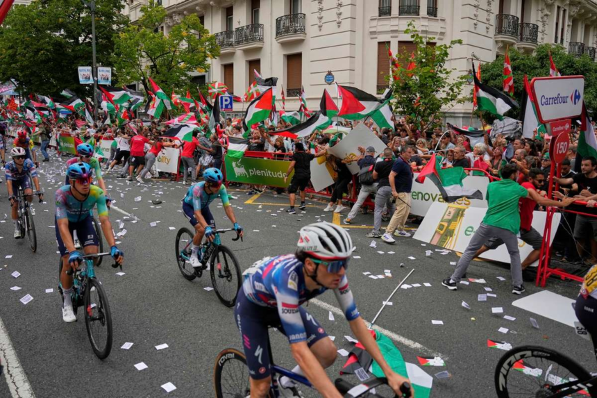 A Vuelta szervezoi semlegesitik a 11 szakaszt gyoztesek nelkul a tuntetok kaosza miatt