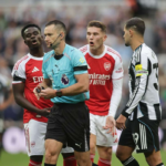 Bukayo Saka elegedetlen a VAR rel annak ellenere hogy az Arsenal keson nyert a Newcastle ellen