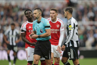 Bukayo Saka elegedetlen a VAR rel annak ellenere hogy az Arsenal keson nyert a Newcastle ellen