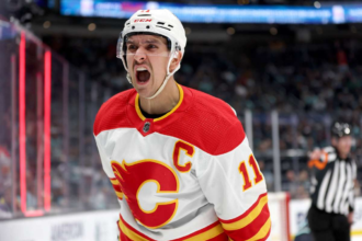 Calgary Flames szerzodest hosszabbitott Mikael Backlunddal ket evre