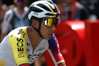 Egan Bernal megnyeri a Vuelta 16 szakaszat mikozben pro Palesztin tuntetok korai veget okoznak