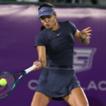 Emma Raducanu esovel kesleltetett nyitomeccset nyeri Szoulban hogy osszecsapjon Barbora Krejcikovaval