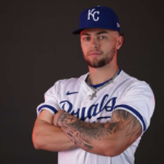 Kansas City Royals elolepteti a masodik szamu tehetseget Carter Jensent mikozben a rajatszasert kuzdenek