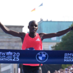 Kenya Sabastian Sawe megnyeri a berlini maratont