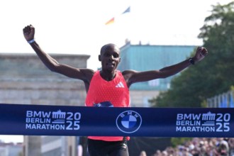 Kenya Sabastian Sawe megnyeri a berlini maratont