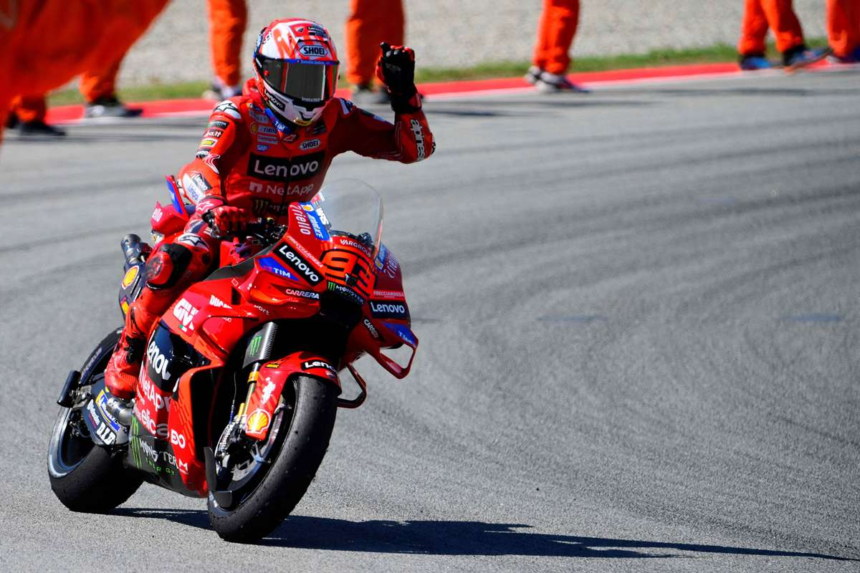 Marc Marquez megszerzi a katalan GP sprinth gyozelmet miutan batyja Alex kiesik
