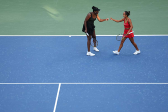 Venus Williams egyutt Leylah Fernandez el kiesett az Egyesult Allamok Open paros versenyeben az elso helyezett csapat ellen