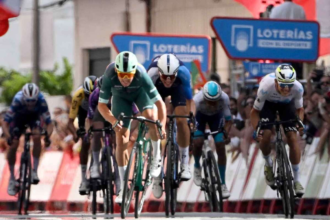 Zold trikos Mads Pedersen sprinterezik a gyozelemert a Vuelta a Espana 15 szakaszan