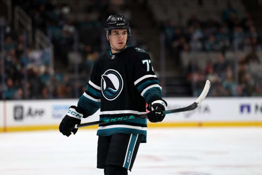 A Sharks jatekosa Michael Misa elso karrierpontjat szerzi Adam Gaudette golpasszaval
