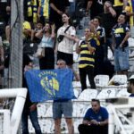 A tel avivi derbit lefujtak miutan a szurkolok eroszakos zavargasokat okoztak ami rendori seruleseket eredmenyezett