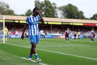 Agyemang az angol csatar kidolt a szezonbol miutan elszakitotta az ACL t egy ausztraliai baratsagos merkozesen