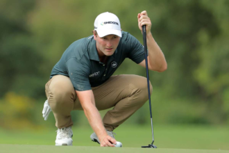 NEZD PGA golfozo menti a part egy alligator mellett