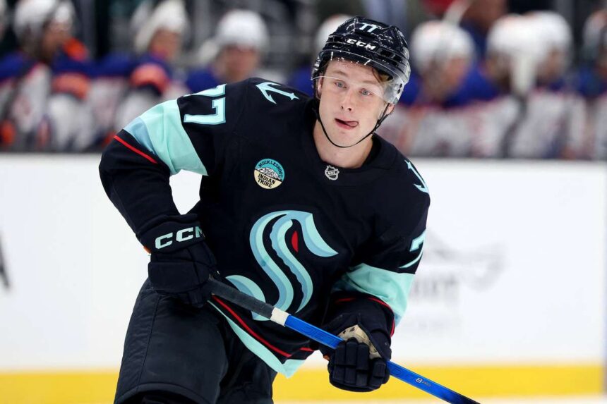 Seattle Kraken ujonc Berkly Catton elso NHL pontjat szerezte debutalasakor
