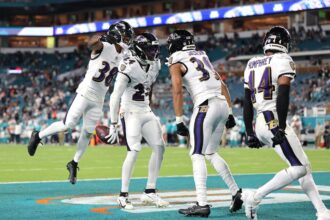 A Baltimore Ravens lenyugozo teljesitmenyt nyujtott csutortok esti futballmerkozesen a Miami Dolphins ellen