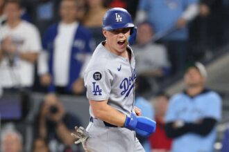 A Dodgers 3 1 re legyozte a Blue Jayst a World Series 6 jatekan ezzel kenyszeritve a mindent eldonto 7 jatekot