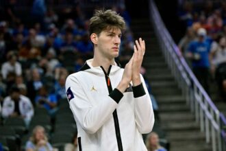 A vilag legmagasabb tinedzsere Olivier Rioux bemutatkozik a Florida Gators egyetemi kosarlabdacsapataban