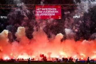 Az Ajax es az FC Groningen Eredivisie merkozest megszakitottak a tuzijatek miatt