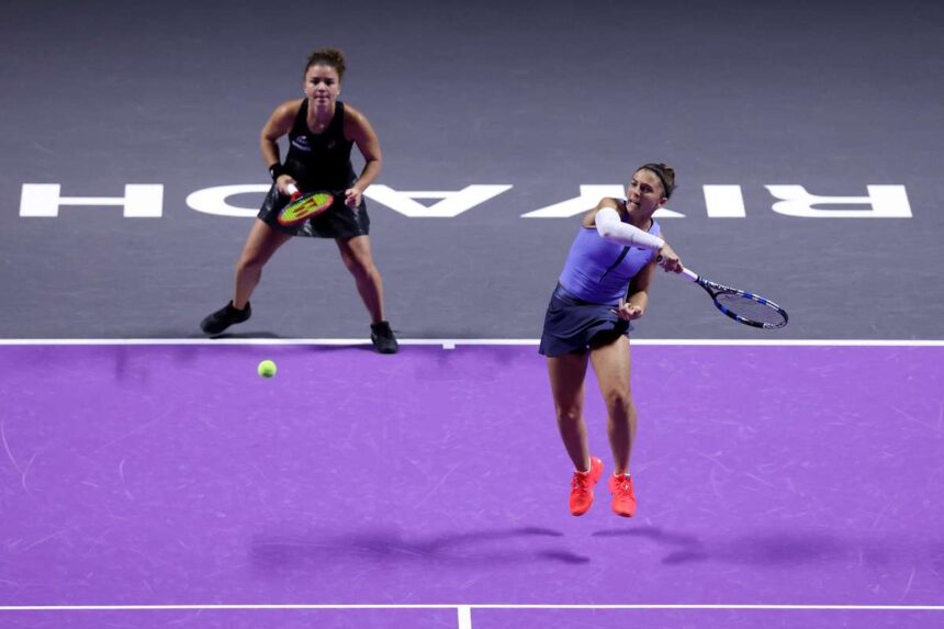 Demi Schuurs es partnere Muhammed vereseget szenvedett Errani es Paolini ellen a WTA Finals nyitomerkozesen