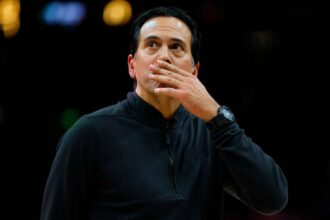 Erik Spoelstra a Miami Heat edzoje otthonaban veszit a tuzek amik olyan magasak mint a fak miatt