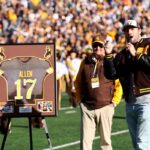 Josh Allen a Bills iranyitoja az elso wyomingi futballista akinek visszavonjak a mezszamat