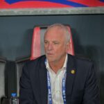 Nezd meg azt a pillanatot amikor Graham Arnold sajtotajekoztatojat boldog jatekosok arasszak el