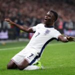 Saka es Eze legyozi Szerbiat megorzi Anglia tokeletes 2026 es vilagbajnoki selejtezos rekordjat