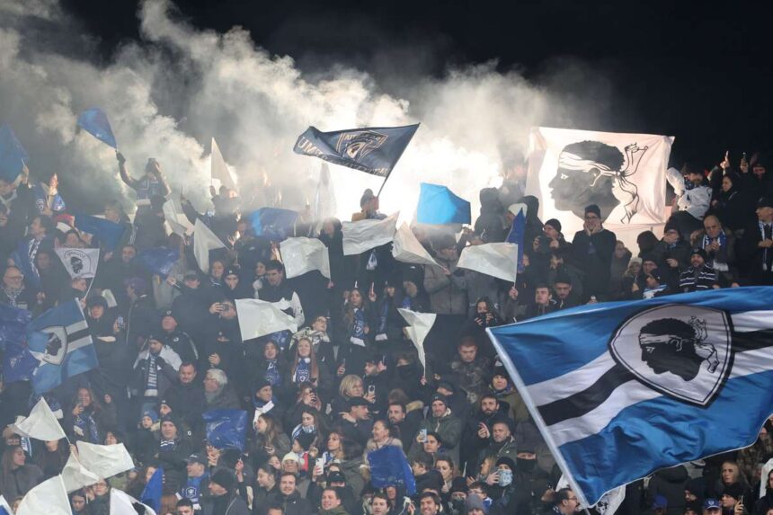 A Bastia megfellebbez a szurkolok ellen miutan faklya talalta el a Voros Csillag jatekosat