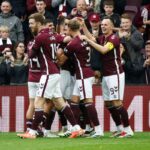 A Hearts legyozi a Falkirkt es hat ponttal megelozi a Celticot a skot Premier League ban