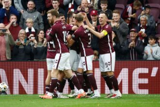 A Hearts legyozi a Falkirkt es hat ponttal megelozi a Celticot a skot Premier League ban