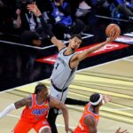 A San Antonio Spurs veget vetett az Oklahoma City Thunder gyozelmi sorozatanak es bejutott az NBA Kupa dontojebe