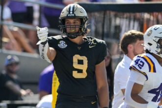 A Vanderbilt Eli Stowers lett a program torteneteben az elso aki megnyeri a John Mackey dijat