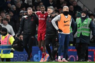 Alexander Isak labtoresen esett at muteten erositette meg a Liverpool