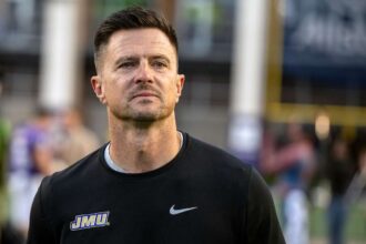 Az UCLA James Madison futballcsapatanak vezetoedzojet Bob Chesneyt keszul felvenni