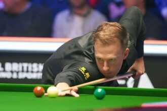Judd Trump legyozi Ding Junhuijt hogy Neil Robertsonnal jatsszon az elodontoben az Egyesult Kiralysag Bajnoksagon