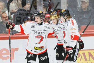 Liiga A JYP legyozte a KooKoot es ezzel a legjobb negy koze kerult mig a Jukurit a HIFK es a Karpat is gyozelmet arattak