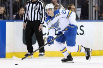 NHL osszefoglalo Logan Mailloux Matt Luff elso goljait lottek a Blues ban a Blackhawks ellen