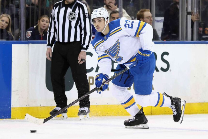 NHL osszefoglalo Logan Mailloux Matt Luff elso goljait lottek a Blues ban a Blackhawks ellen