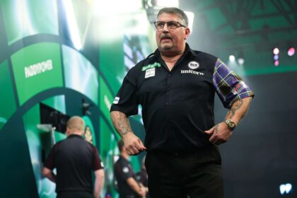 Van Gerwent Anderson ejtette ki Humphries negyeddontot jatszik Van Veen ellen