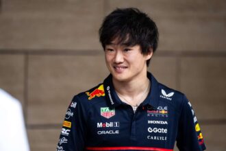 Yuki Tsunoda megfogadta hogy visszater a Forma 1 be miutan elvesztette a Red Bull ulest 2026 ban